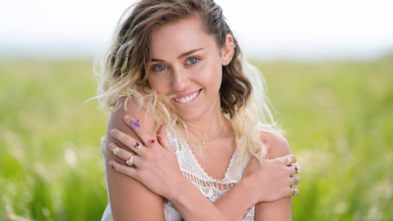 Música - Miley Cyrus flerta com o country no seu novo trabalho em estúdio, o "Younger Now"; escute