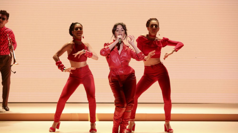 Música - Camila Cabello realiza a primeira apresentação de "Havana" na TV