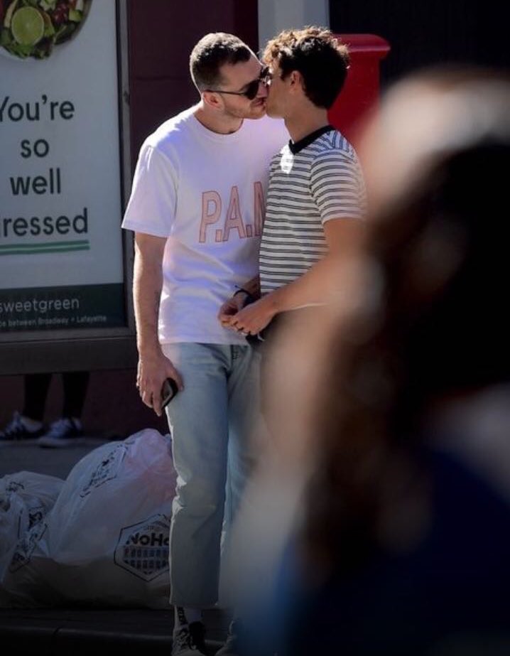 Famosos, Fotos - Sam Smith e Brandon Flynn são fotografados aos beijos em Nova York