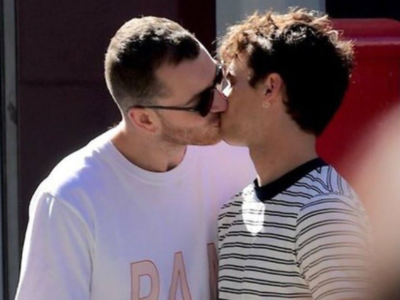 Couple - Sam Smith e Brandon Flynn são fotografados aos beijos em Nova York