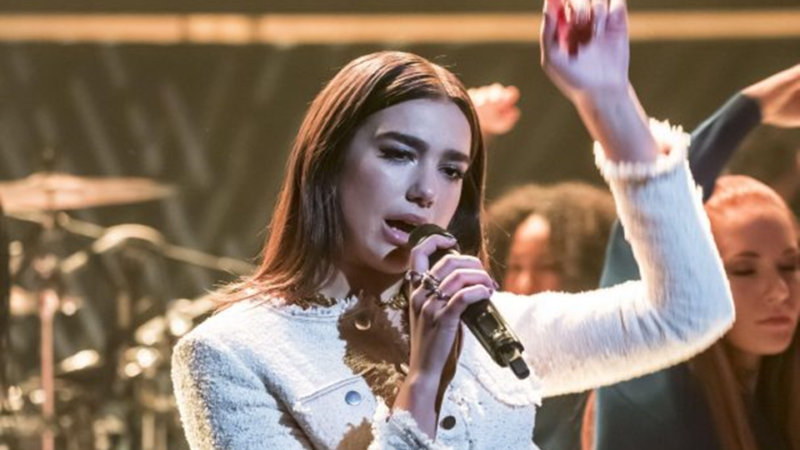 Música - Dua Lipa apresenta "New Rules" em programa britânico