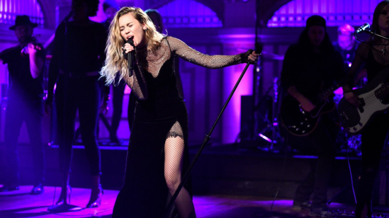 Música - Miley Cyrus apresenta "Bad Mood" e "I Would Die For You" no Saturday Night Live