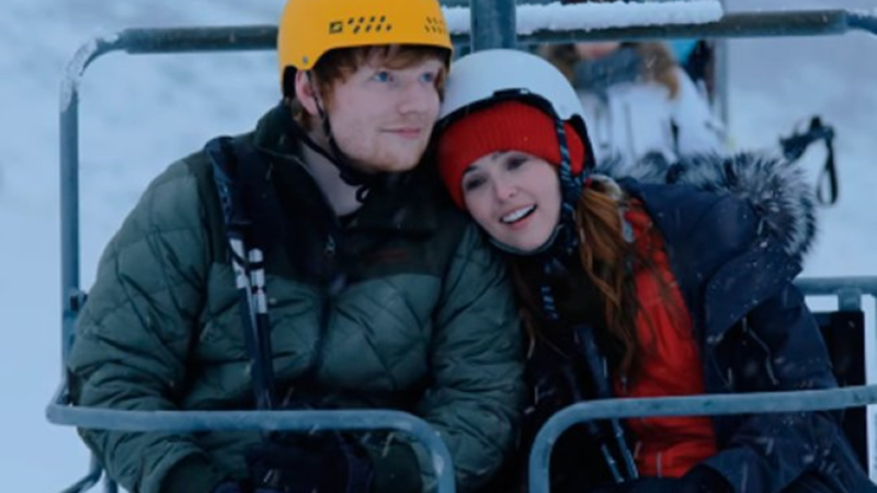 Música - Com muito romance, Ed Sheeran lança o clipe de "Perfect", estrelado por Zoey Deutch; veja