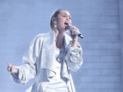 Música - Miley Cyrus canta "Wrecking Ball" com participante no The Voice