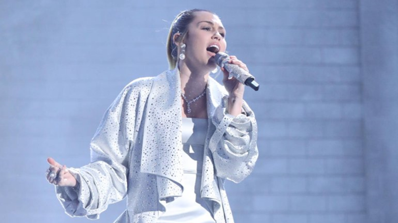 Música - Miley Cyrus canta "Wrecking Ball" com participante no The Voice