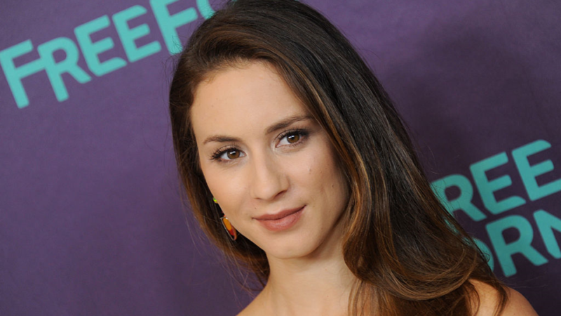 Série - Troian Bellisario, de "Pretty Little Liars", dirigirá episódio da nova temporada de "Famous in Love"