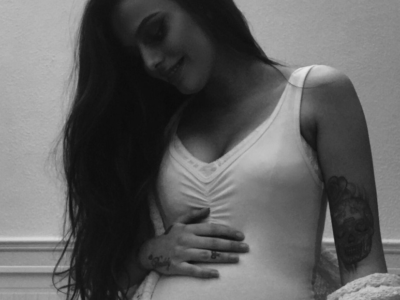 Famosos - Afastada da mídia, Cher Lloyd anuncia que está grávida