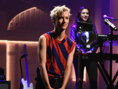Música - Troye Sivan se apresenta no Saturday Night Live; veja os vídeos