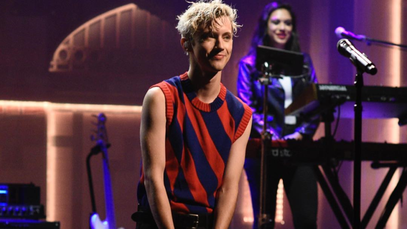 Música - Troye Sivan se apresenta no Saturday Night Live; veja os vídeos