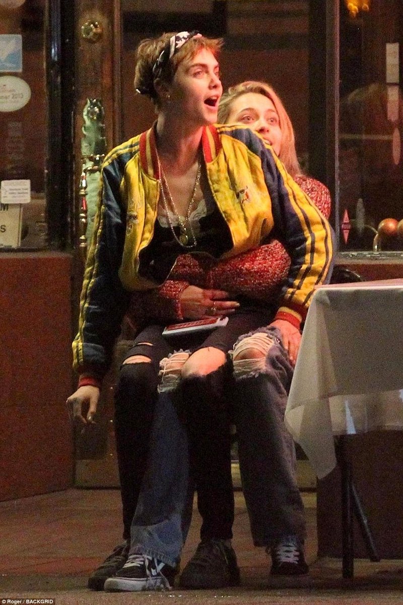 Famosos - Paris Jackson e Cara Delevingne são fotografadas aos beijos em Los Angeles