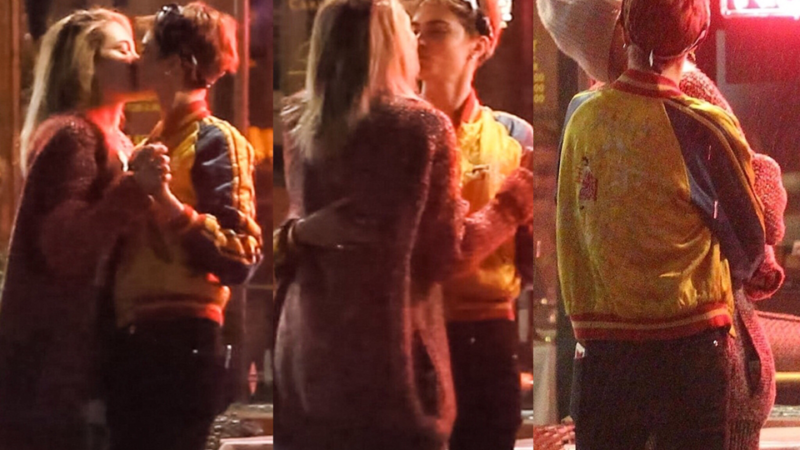 Famosos - Paris Jackson e Cara Delevingne são fotografadas aos beijos em Los Angeles