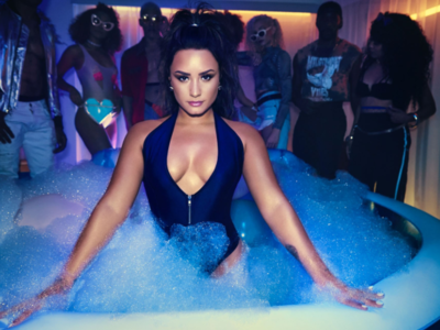 Famosos - "Demi está sofrendo com extrema náusea e febre alta", atualiza o TMZ