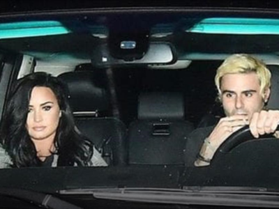 Famosos - Demi Lovato é fotografada saindo de restaurante na companhia de Henri Alexander; veja as fotos