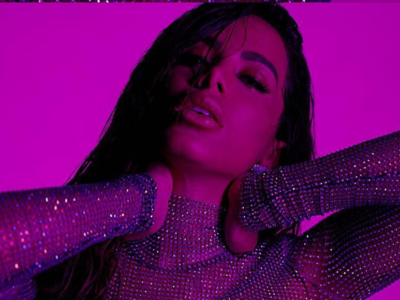 Teatro - Cantando em três idiomas, Anitta lança "Solo", seu novo EP