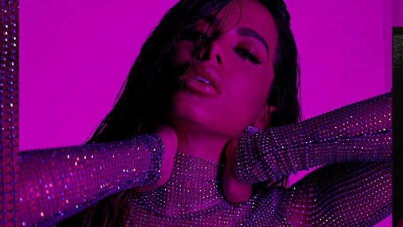 Música - Cantando em três idiomas, Anitta lança "Solo", seu novo EP