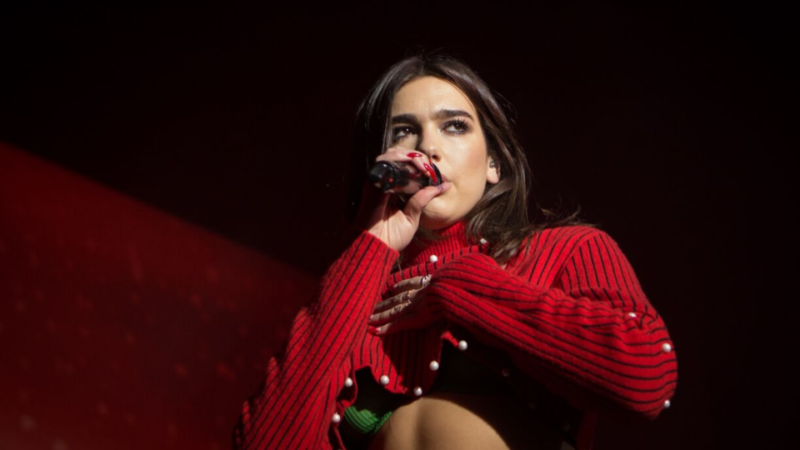 Música - Dua Lipa lança o clipe de "Swan Song", trilha sonora do filme "Alita - Anjo de Combate"