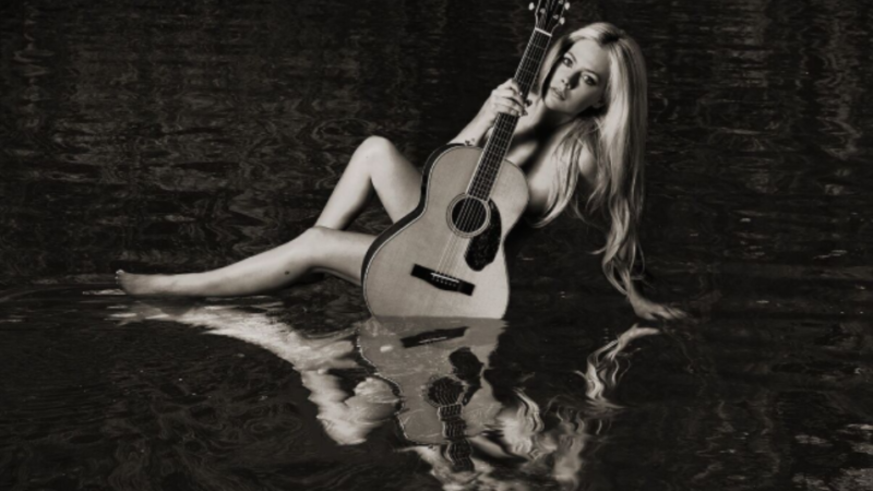Música - Avril Lavigne lança "Head Above Water", seu primeiro álbum em cinco anos