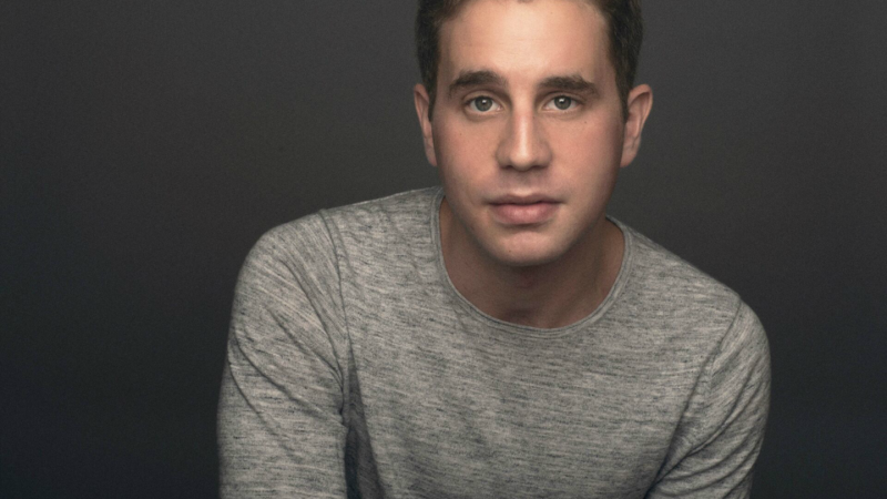 Música - Astro da Broadway, Ben Platt lança "Sing To Me Instead", seu primeiro álbum de estúdio