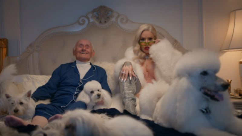 Música - Iggy Azalea dá o golpe do baú no sugar daddy no clipe de "Started"; assista