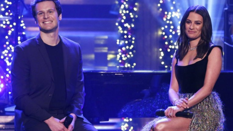 Música - Lea Michele e Jonathan Groff apresentam clássico natalino no programa de Jimmy Fallon
