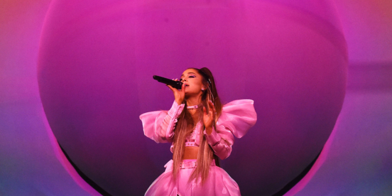 Música - Ariana Grande lança álbum ao vivo da "Sweetener Tour"; Ouça "k by for now"
