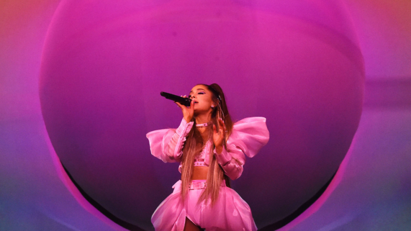 Música - Ariana Grande lança álbum ao vivo da "Sweetener Tour"; Ouça "k by for now"