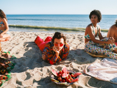 Harry Styles - Harry Styles se diverte com as amigas na praia no clipe de "Watermelon Sugar"