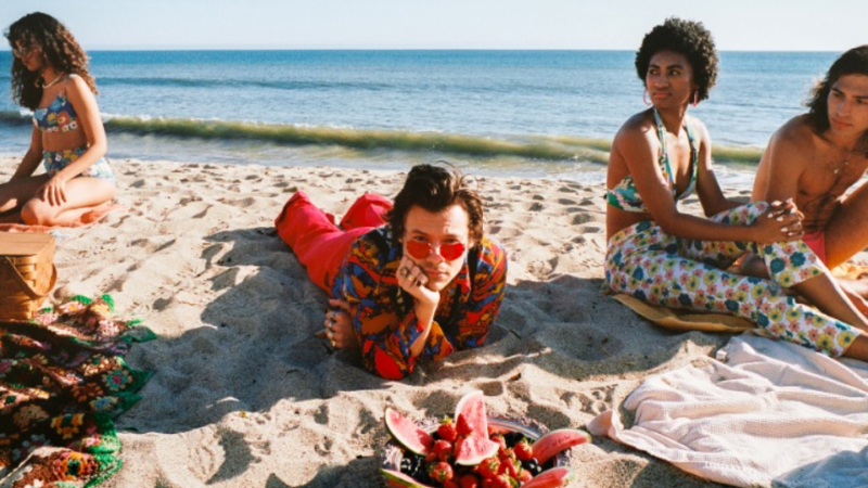 Música - Harry Styles se diverte com as amigas na praia no clipe de "Watermelon Sugar"