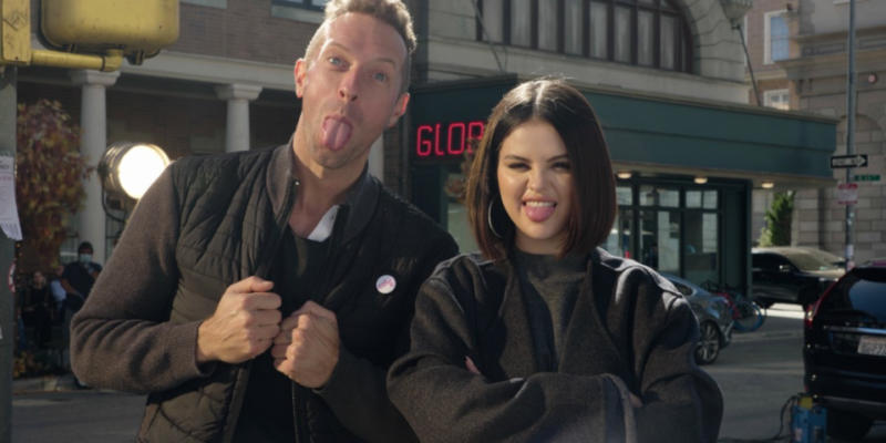 Música - Em parceria com Selena Gomez, Coldplay lança clipe em preto e branco para "Let Somebody Go"