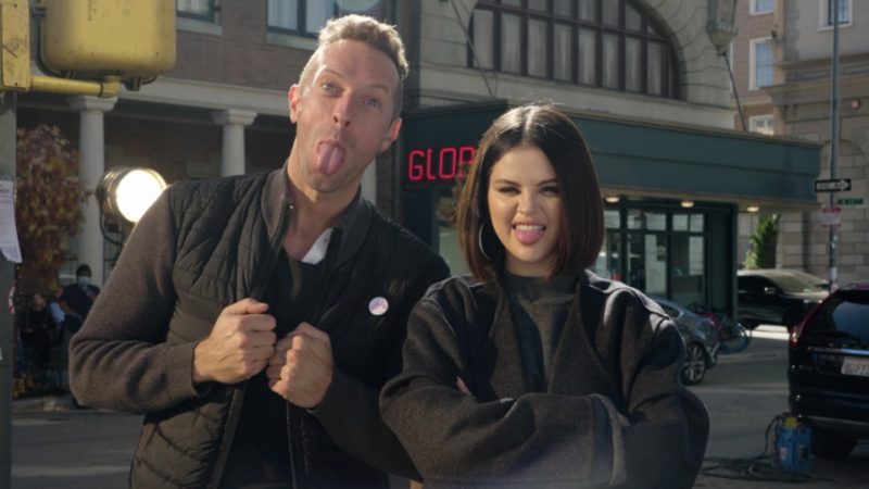 Música - Em parceria com Selena Gomez, Coldplay lança clipe em preto e branco para "Let Somebody Go"