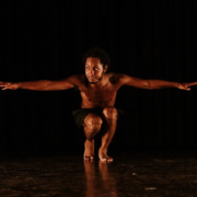 Destaque, Música - Clayton Nascimento estreia nova temporada do premiado monólogo "Macacos" no Sesc Bom Retiro
