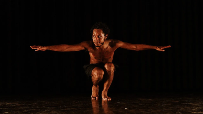 Teatro - Clayton Nascimento estreia nova temporada do premiado monólogo "Macacos" no Sesc Bom Retiro