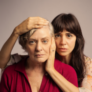 Destaque, Literatura - “A Filha Perdida" chega à reta final de sua temporada no Teatro Vivo