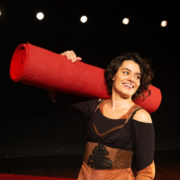 Destaque, Teatro - De camgirl ao palco: Milla Fernandez revisita sua história em “TIP”
