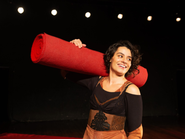 Destaque, Teatro - De camgirl ao palco: Milla Fernandez revisita sua história em “TIP”