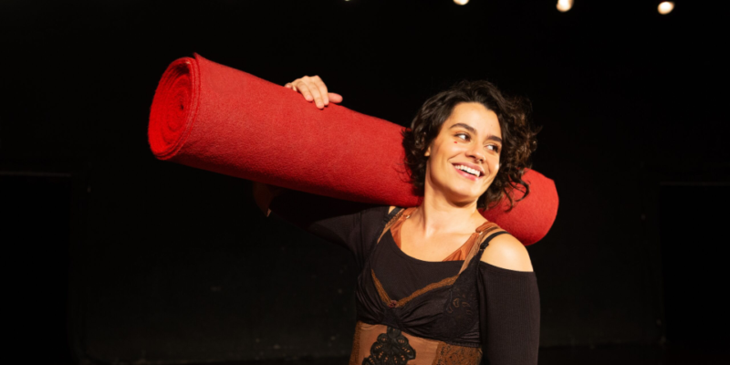 Destaque, Teatro - De camgirl ao palco: Milla Fernandez revisita sua história em “TIP”