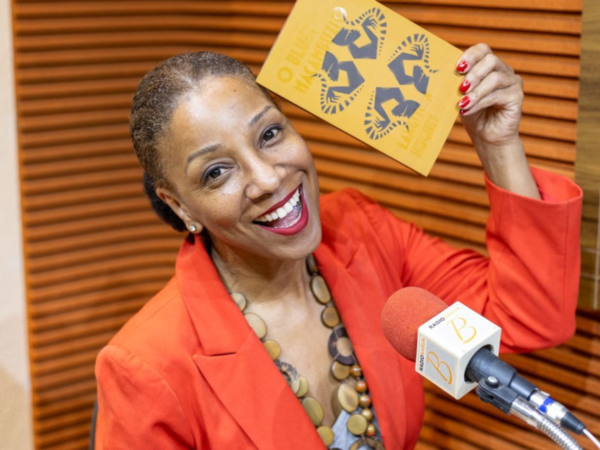 Literatura - "O Blues Macambúzio" ganha edição inédita no Brasil com audiobook narrado por Adriana Lessa
