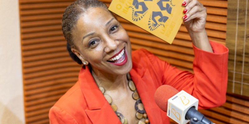 Destaque, Literatura - "O Blues Macambúzio" ganha edição inédita no Brasil com audiobook narrado por Adriana Lessa