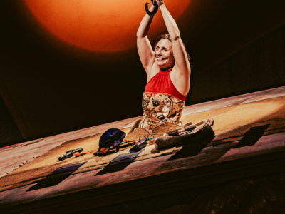 Destaque - Armazém Companhia de Teatro estreia “Dias Felizes”, de Beckett , no Sesc Pompeia