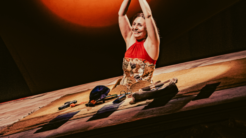 Teatro - Armazém Companhia de Teatro estreia “Dias Felizes”, de Beckett , no Sesc Pompeia