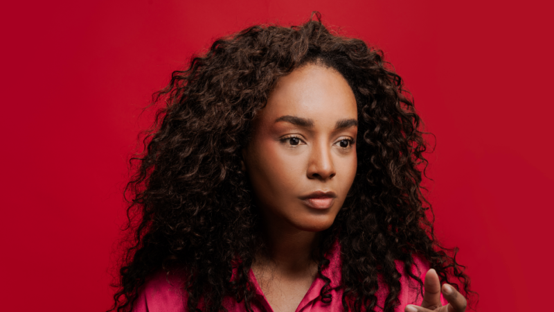 Teatro - Larissa Nunes estrela “Uma Voz Humana”, releitura de Cocteau pela Sociedade Arminda
