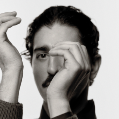 Teatro - Johnny Massaro estreia monólogo inspirado em best-seller de Ana Suy no Sesc Pinheiros