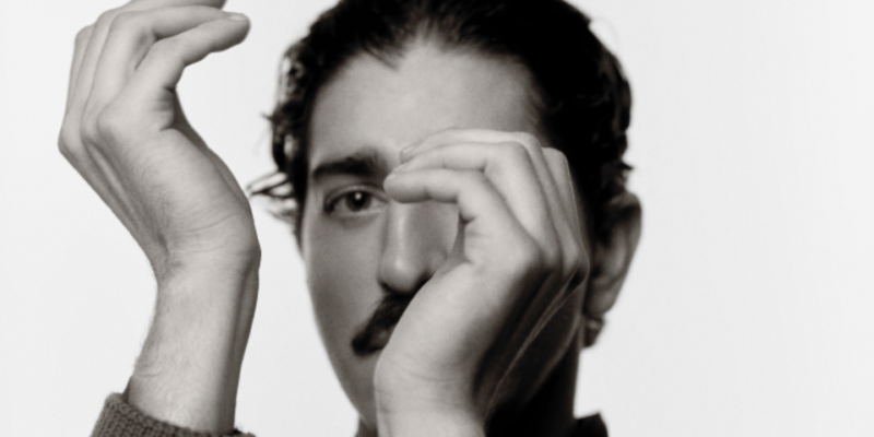 Destaque, Teatro - Johnny Massaro estreia monólogo inspirado em best-seller de Ana Suy no Sesc Pinheiros
