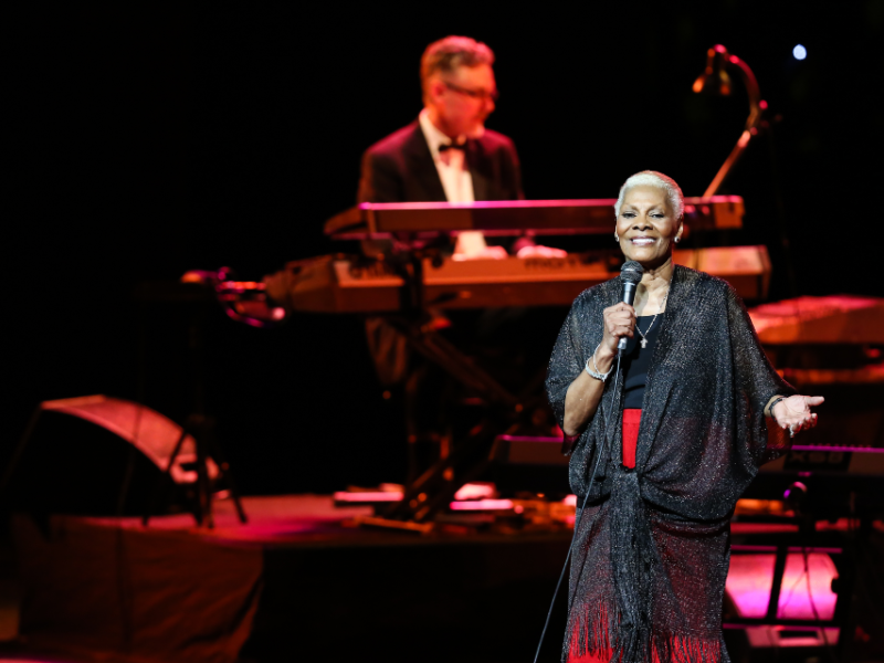 Destaque, Literatura - Dionne Warwick traz turnê de despedida ao Brasil com shows em três capitais
